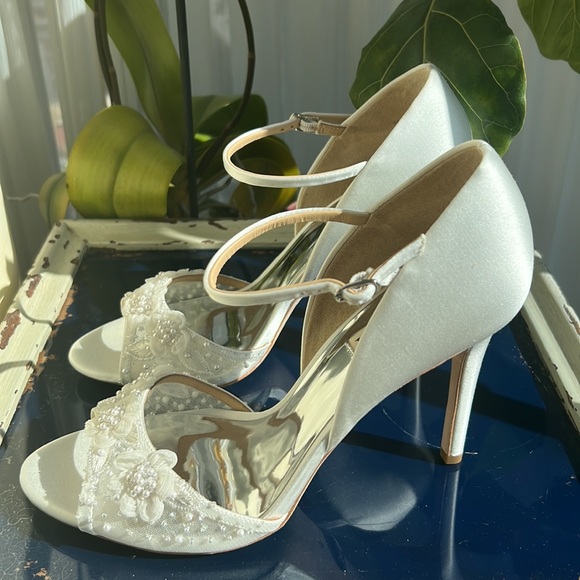 Badgley Mischka Carter Peep Toe D'Orsay White Size 9 - Picture 8 of 13